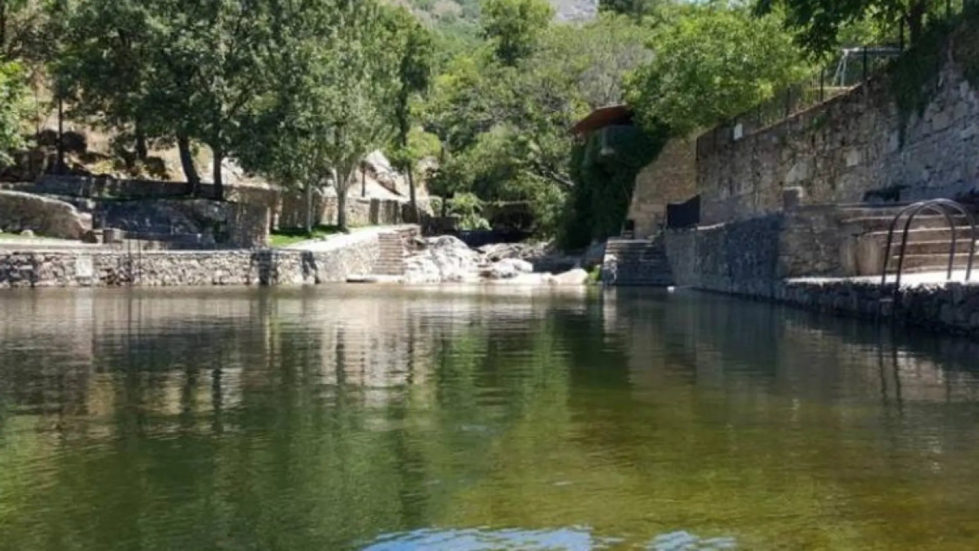 El encantador pueblo de Cáceres con unas impresionantes piscinas naturales que no mucha gente conoce