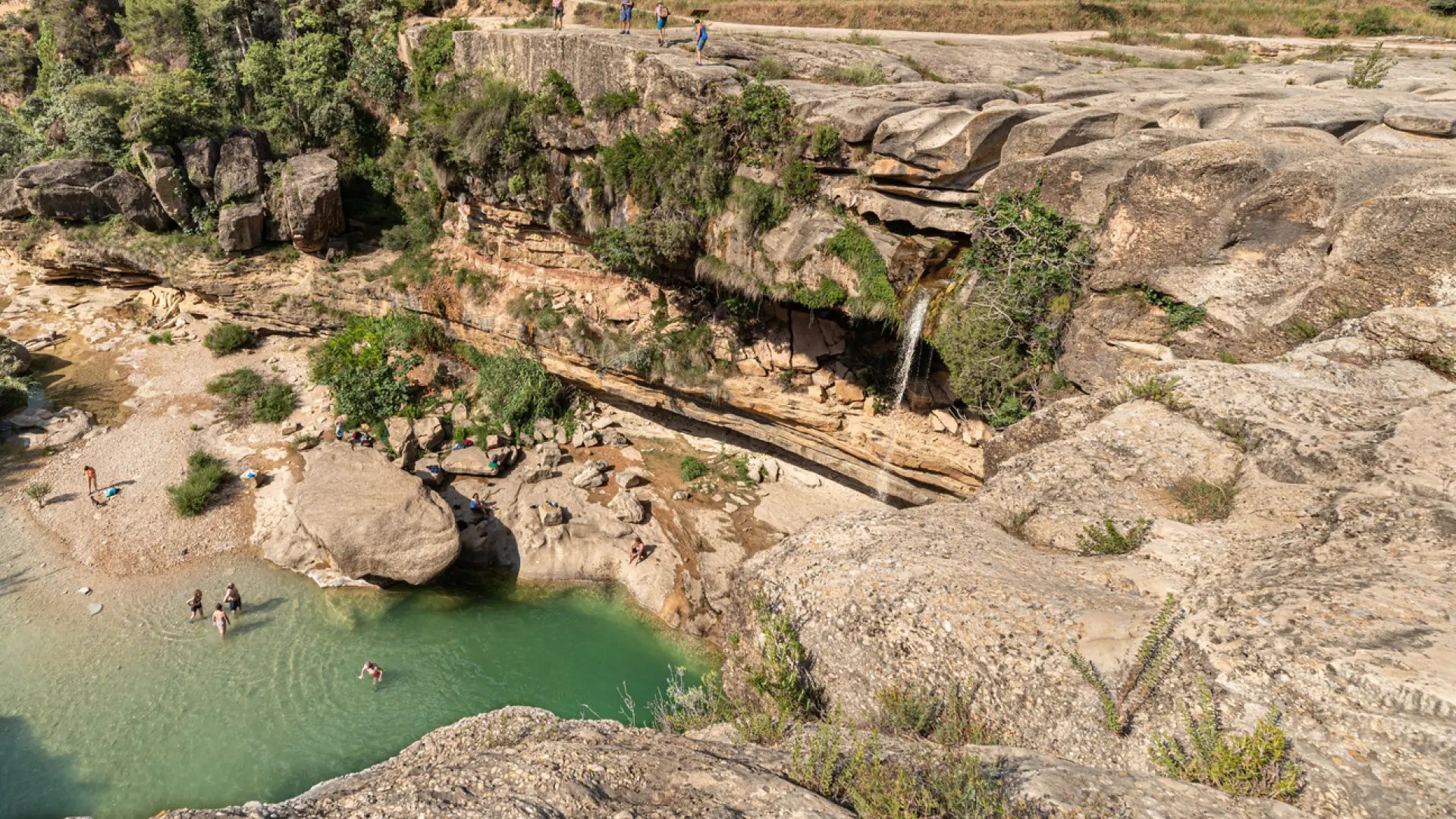 El encantador pueblo medieval rodeado de piscinas naturales de aguas limpias y frescas para combatir el calor