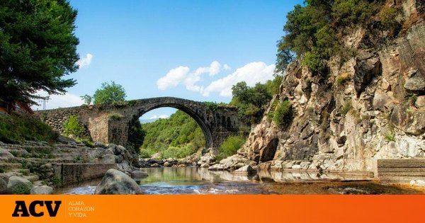 El espectacular paraje natural bajo un puente romano: el plan perfecto para darte un chapuzón a solo dos horas de Madrid