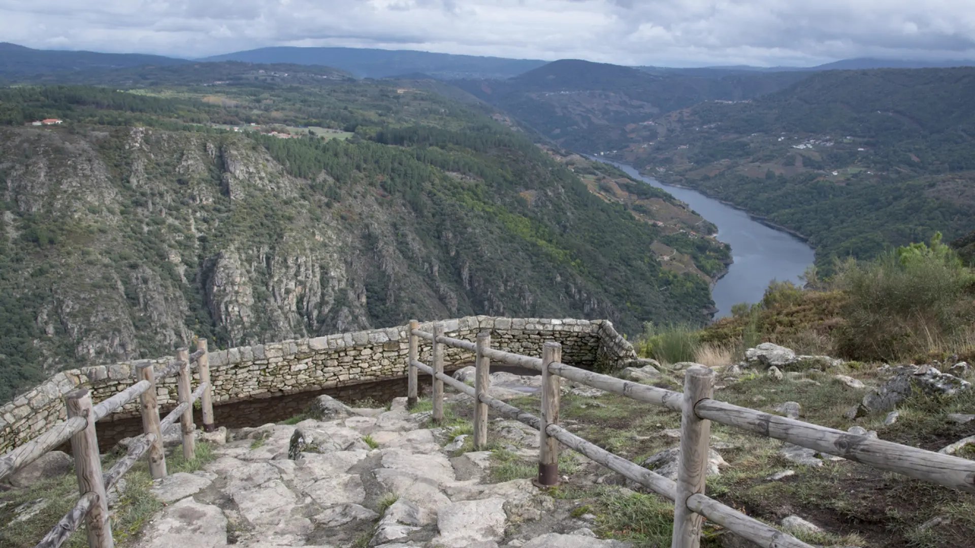El espectacular pueblo de la Ribeira Sacra rodeado de naturaleza y monasterios de la Edad Media