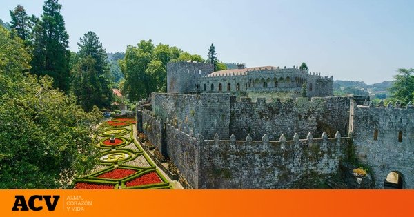 El impresionante castillo que tienes que visitar en primavera en España: con un parque botánico exuberante e ideal para ir con tus hijos