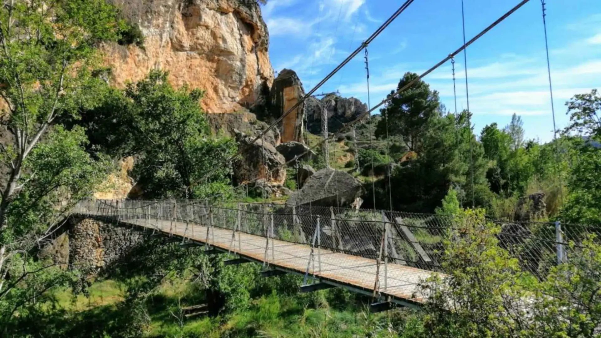 El impresionante puente colgante de Teruel: del siglo XIX y escondido en un pueblo repleto de manantiales