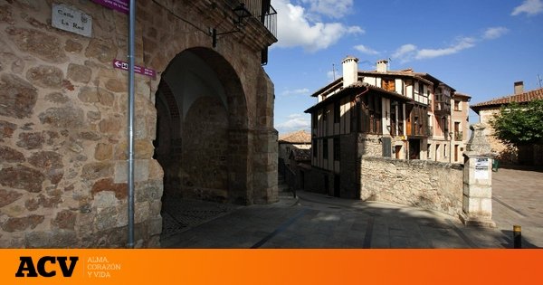 El infravalorado pueblo de Burgos en el que darte un baño en un lago rosa: bajo la sombra de un castillo y rodeado de sal
