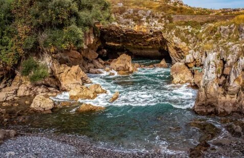 El lugar más sorprendente para bañarse en Cantabria está oculto en pleno centro urbano