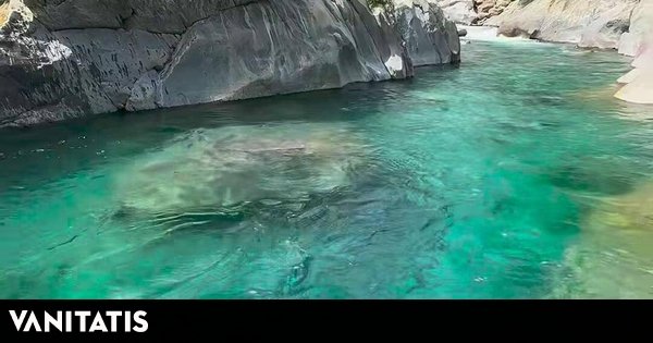 El mejor jacuzzi natural de España: es un oasis de aguas azul turquesas y cristalinas para desconectar este verano