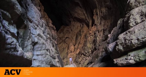 El Monumento Natural de Andalucía que tienes que conocer: una cueva de la Edad del Cobre con lagos en su interior