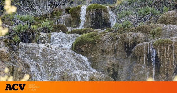 El monumento natural que tienes que descubrir en Castilla y León: con una impresionante cascada entre loras geológicas