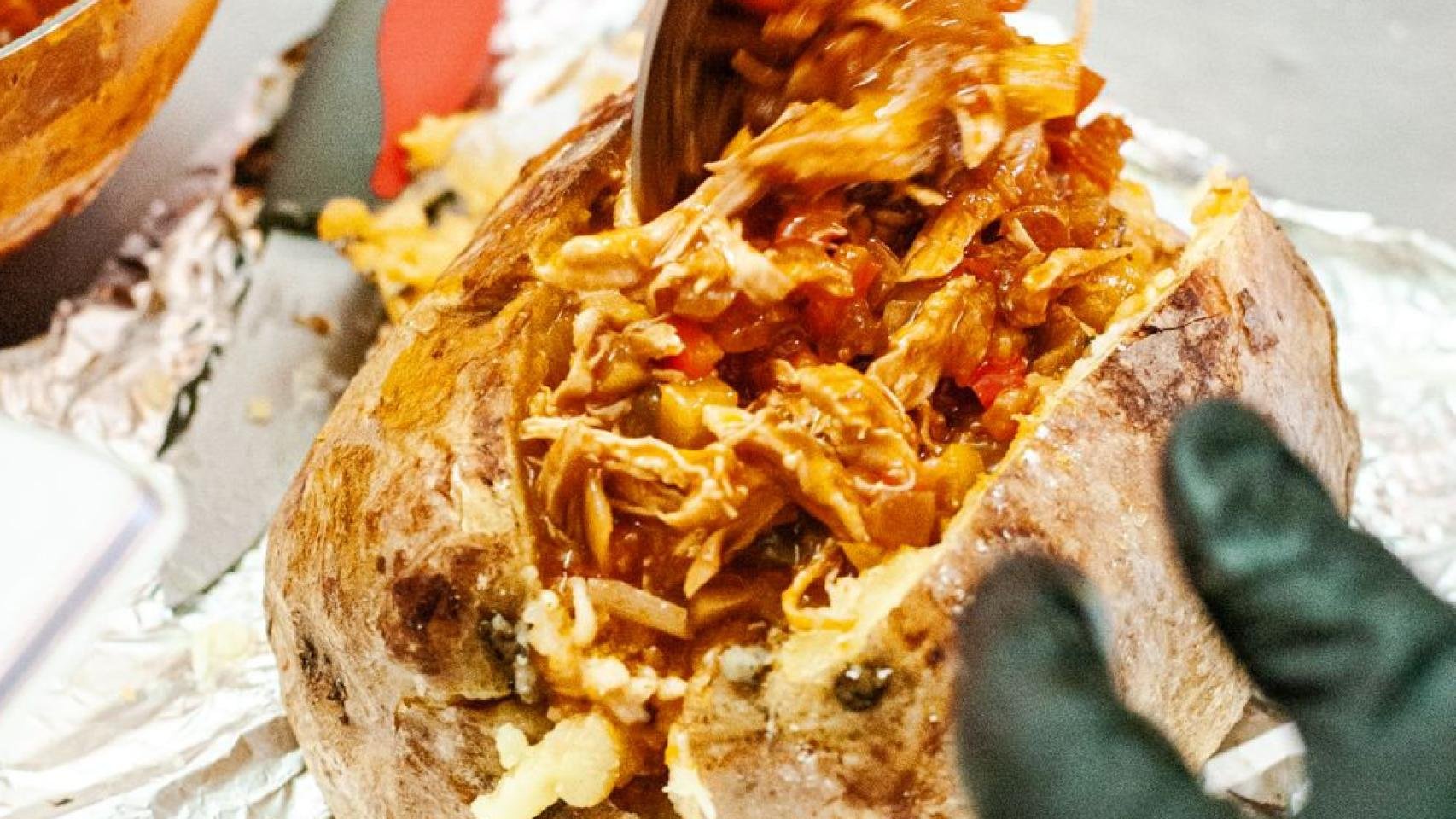 El nuevo local que está arrasando en Lavapiés con sus patatas asadas rellenas de casi 1 kg