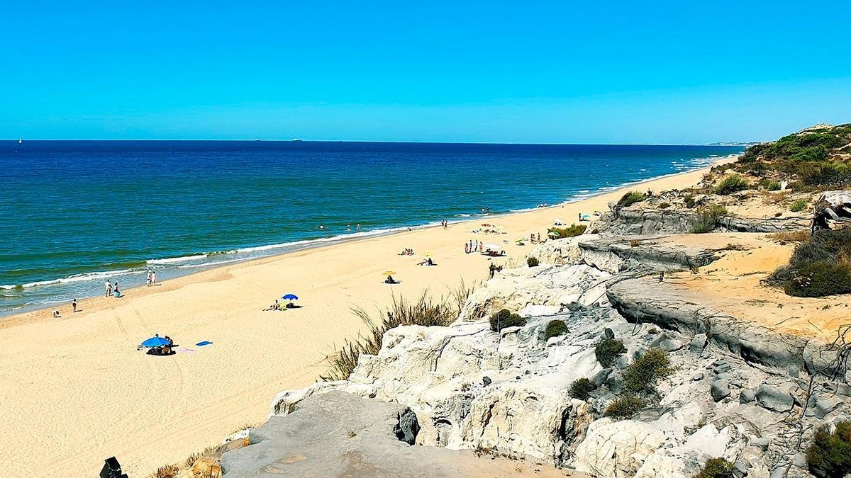 El paraíso de Huelva que parece el Caribe: así es Cuesta Maneli, entre dunas, acantilados y mar