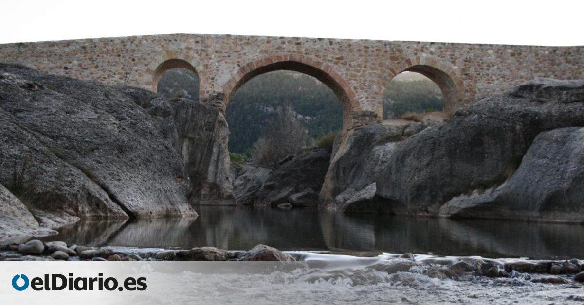 El pequeño pueblo que cuenta con unas impresionantes piscinas naturales bajo un puente medieval