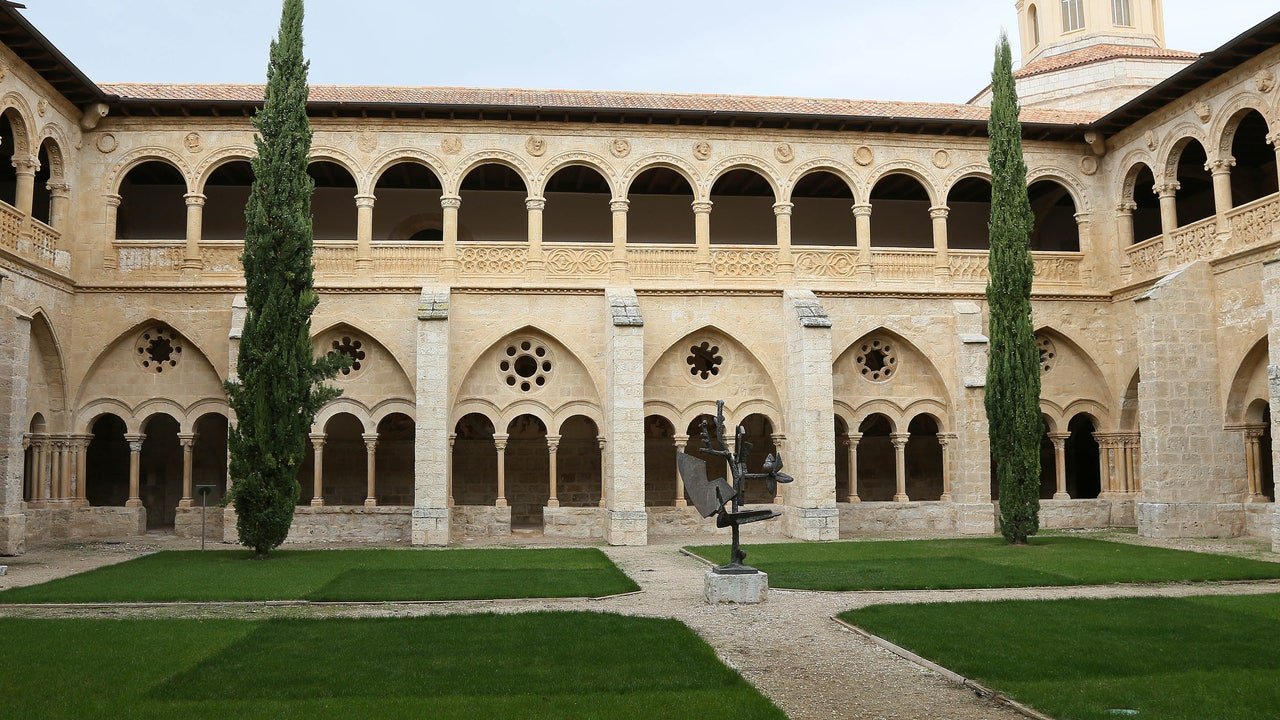 El precioso monasterio que alberga el claustro más bonito de España