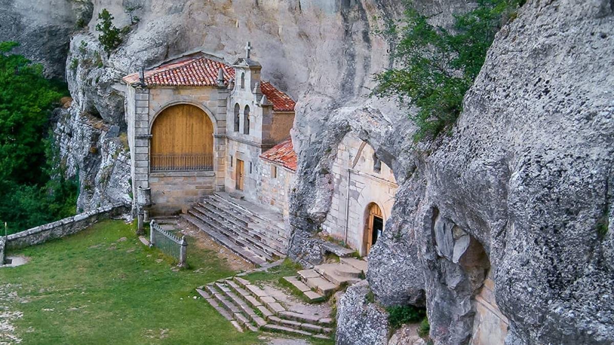 El precioso pueblo de 50 habitantes construido encima del 'Puente de Dios'