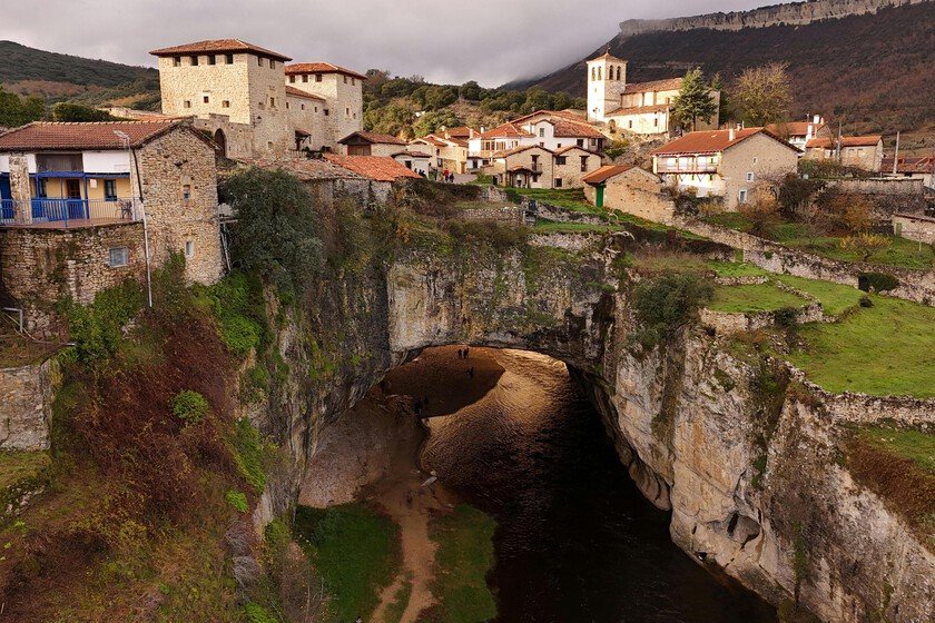 El precioso pueblo de Castilla y León que se levanta sobre un puente. Sus primeros habitantes pensaban que lo había hecho Dios