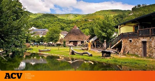 El precioso pueblo de España con 50 habitantes que hay que visitar sí o sí: con un castillo y pallozas prerromanas