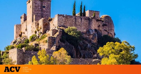 El pueblecito de España que es perfecto para una escapada en otoño: con un castillo medieval y una preciosa ermita blanca