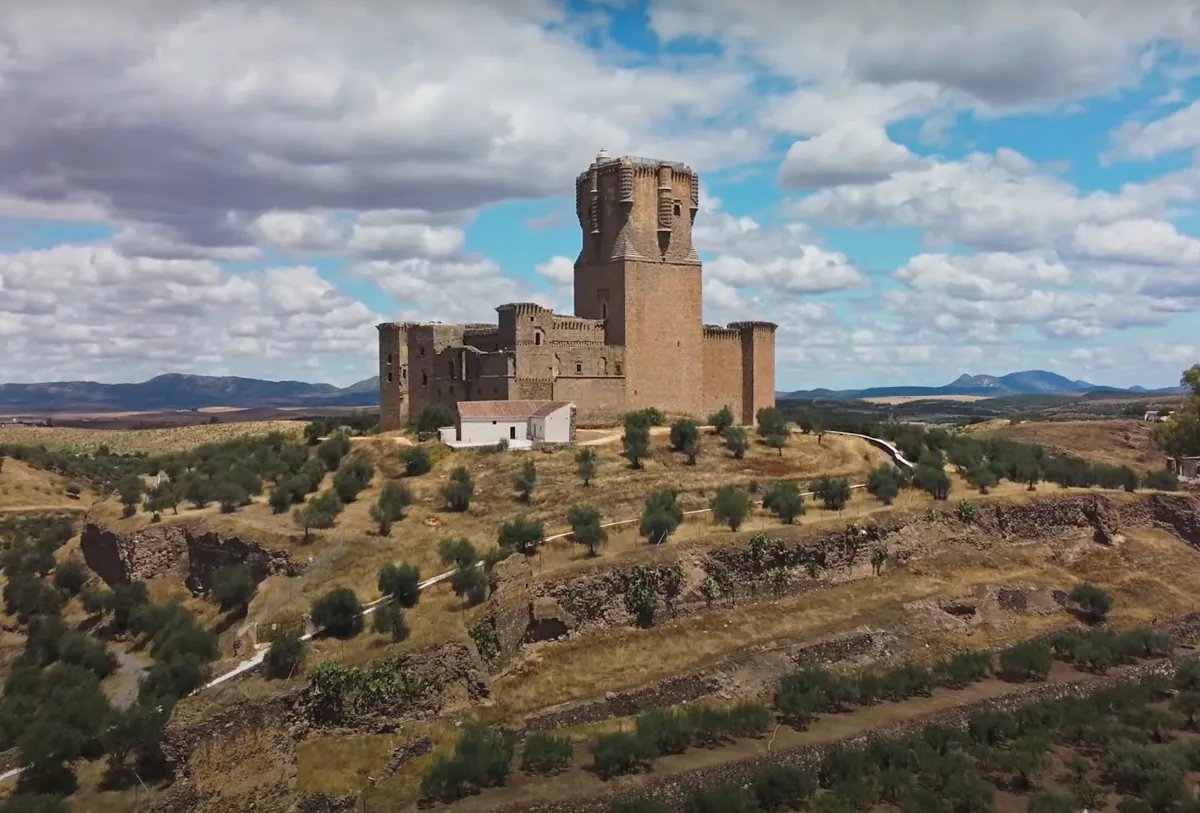 El pueblo a poco más de una hora de Córdoba que esconde el castillo más alto de España (y que es gratis visitar)