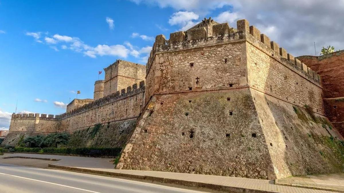 El pueblo amurallado mejor conservado de Andalucía tiene 40 torres, un castillo árabe y se enclava a orillas de un precioso río