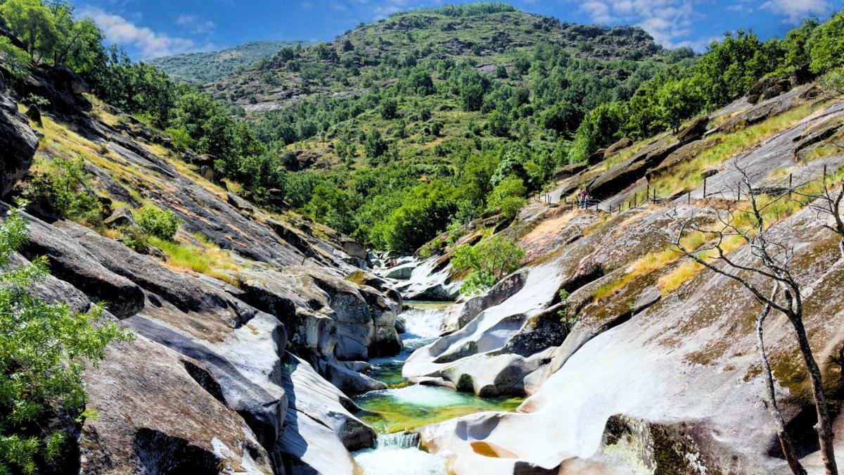 El pueblo con uno de los paisajes más espectaculares de España: gargantas de agua cristalina, arquitectura tradicional y una sierra salvaje perfecta para viajar en 2026