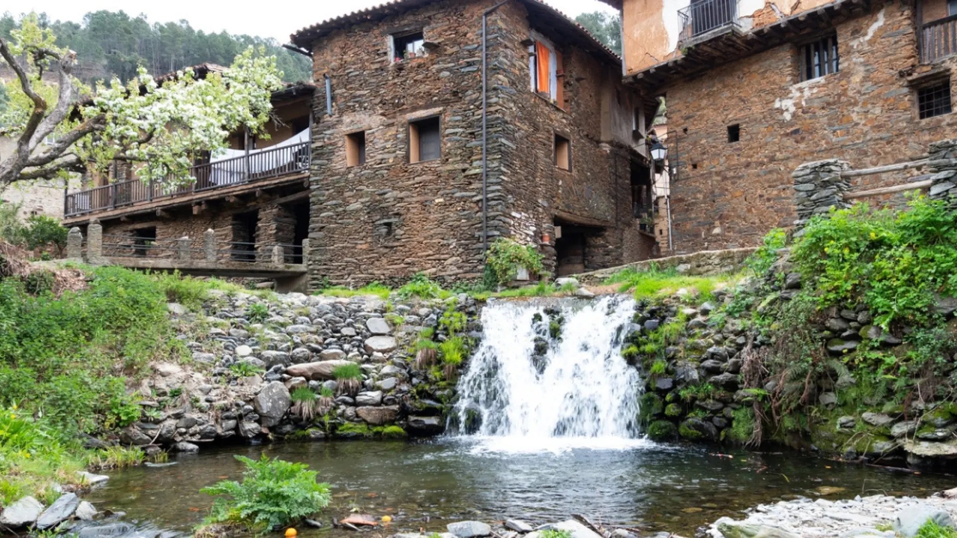 El pueblo de Cáceres con cascadas junto a las casas que está entre los más bonitos de España