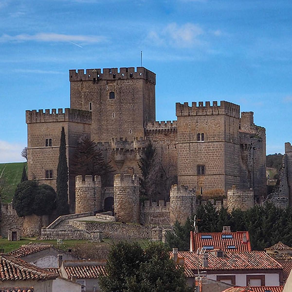 El pueblo de Castilla y León que tienes que visitar este verano: castillo, calles medievales y la Giralda de Campos | Mujerhoy