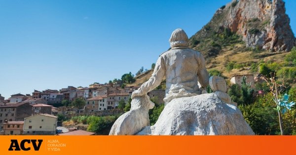 El pueblo de Castilla y León que tienes que visitar una vez en la vida: ya luce su cartel como uno de los más bonitos de España