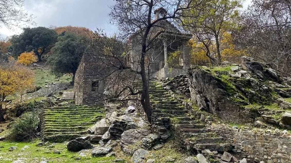 El pueblo de España donde sus vecinos te invitan a comer en las casas y esconde un bosque encantado: “la gente viene con las manos vacías y se va con las manos llenas”