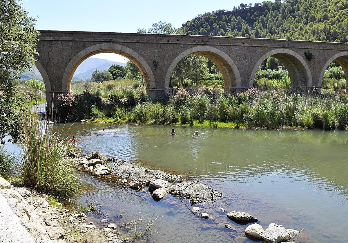 El pueblo de Granada que posee una gigantesca piscina natural para poder refrescarse | Ideal