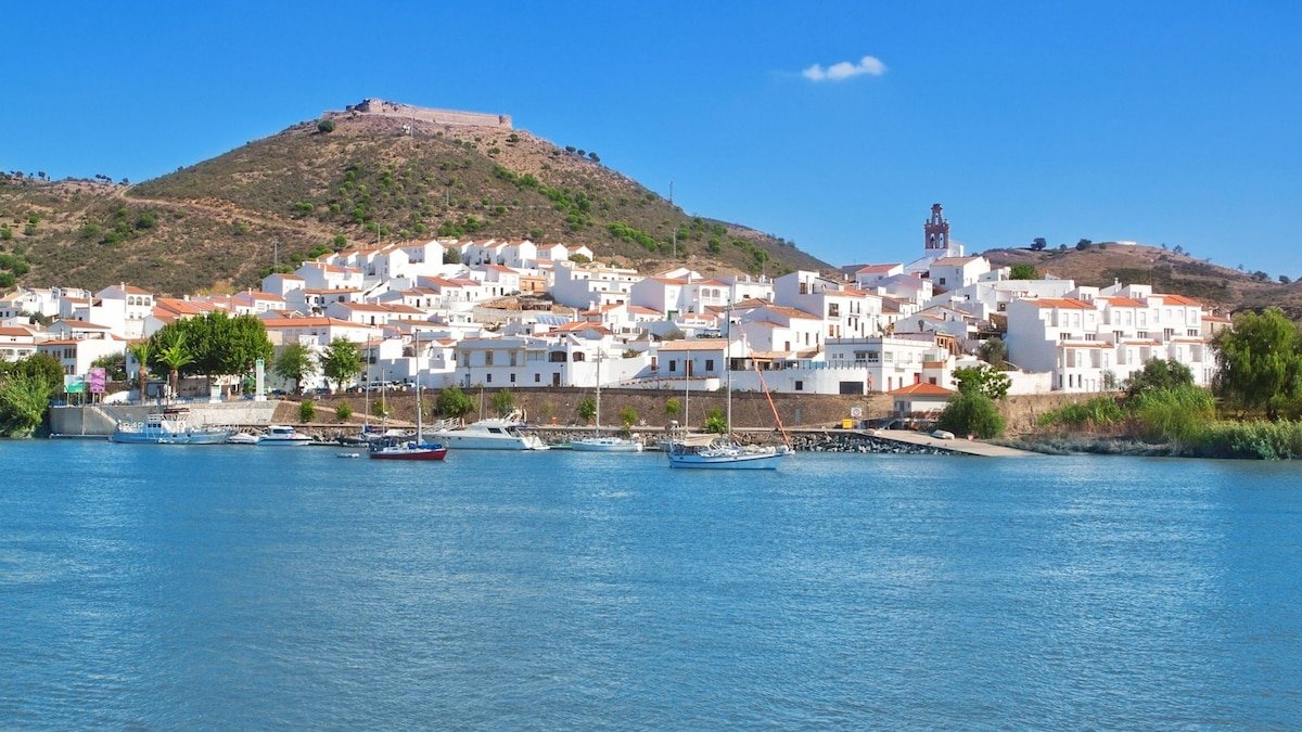 El pueblo de interior de Huelva que es perfecto para el verano: playas, casitas blancas y a 80 km de Portugal
