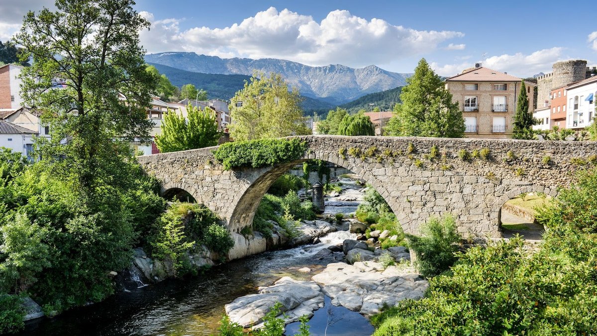 El pueblo de la Sierra de Gredos que llaman la 'Andalucía abulense' y lo tiene todo: castillo, cuevas y piscinas naturales