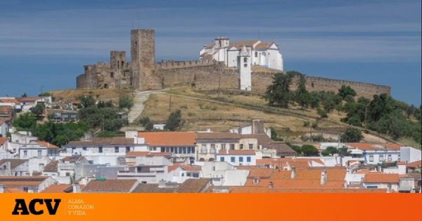 El pueblo de Portugal que colinda con España y es famoso por su castillo del siglo XIV y sus alfombras