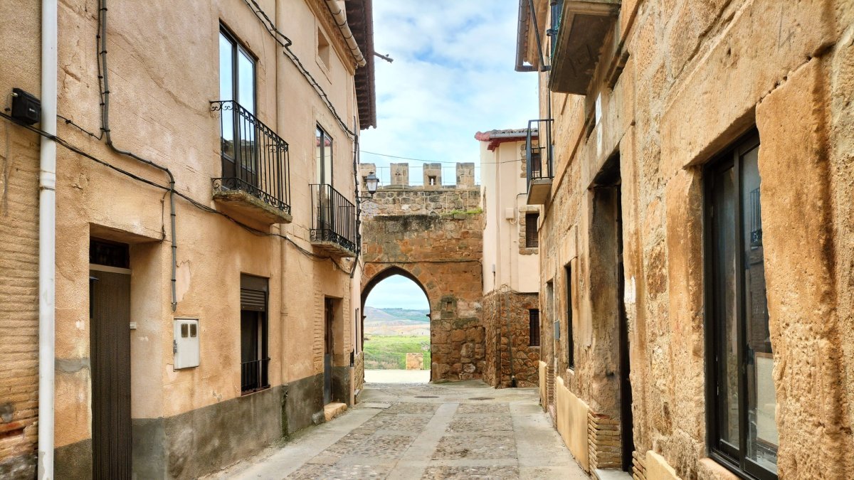 El pueblo de Soria que presume de castillo medieval, muralla intacta y un embalse clave para las aves