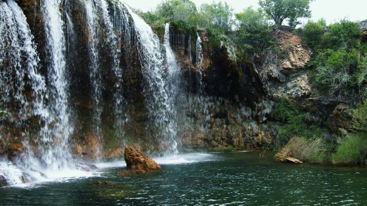 El pueblo de Teruel con cascadas y piscinas naturales a más de 1.400 metros