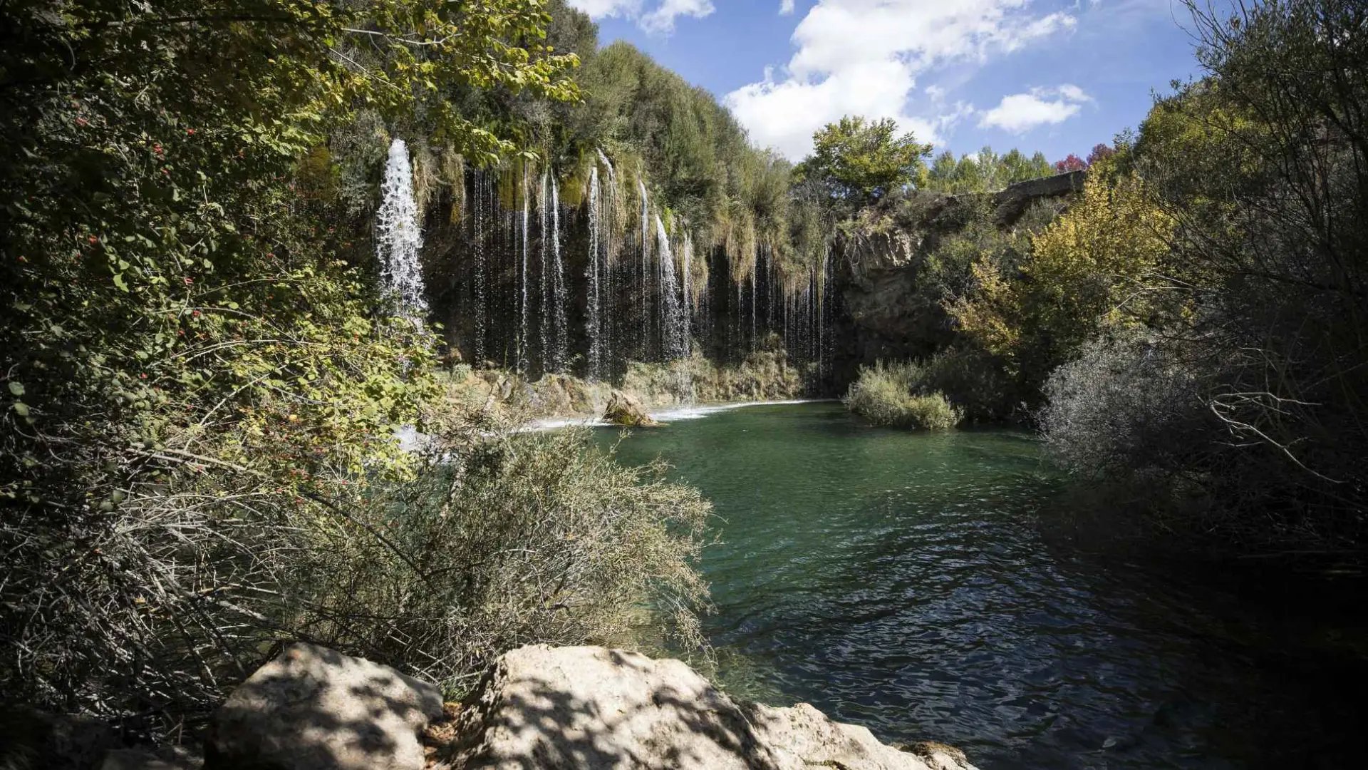El pueblo de Teruel repleto de cascadas y piscinas naturales con aguas cristalinas a más de 1.400 metros | En fotos