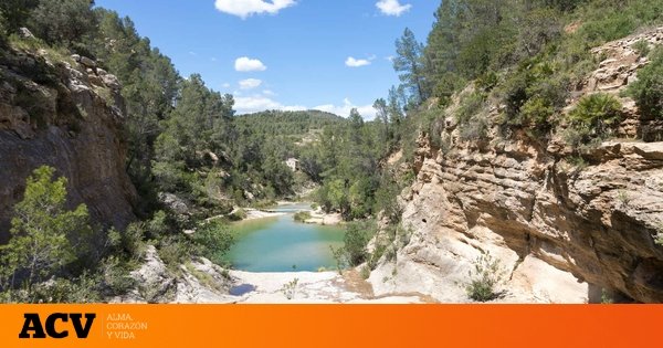 El pueblo de Valencia con piscinas naturales entre montañas y un sendero que lleva al baño