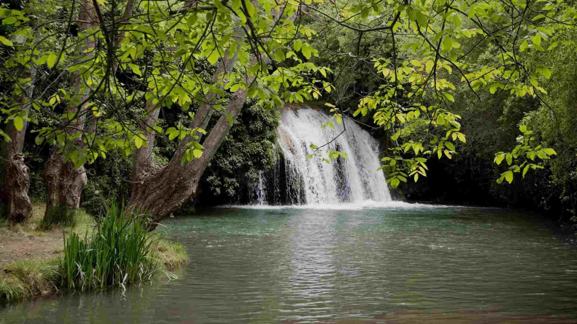 El pueblo de Zaragoza con espectaculares cascadas, piscinas naturales y un desconocido castillo