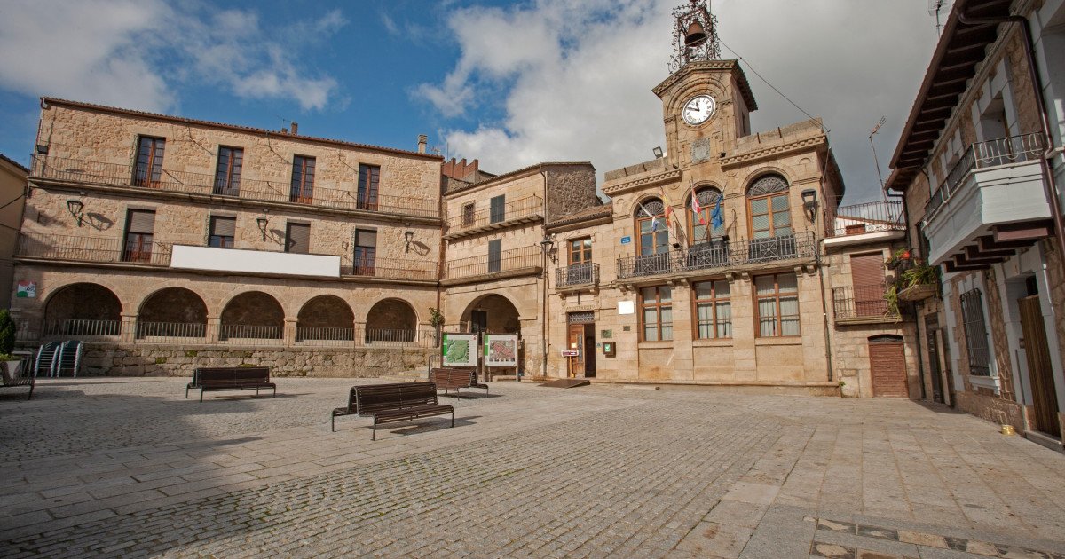 El pueblo español de las 1.000 bodegas subterráneas que ha conquistado a Elsa Pataky