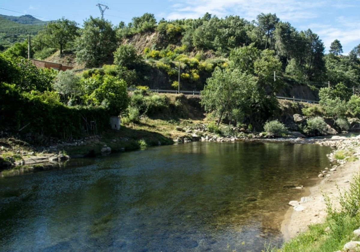 El pueblo extremeño donde puedes bañarte en tres piscinas naturales y comer junto al río | Hoy