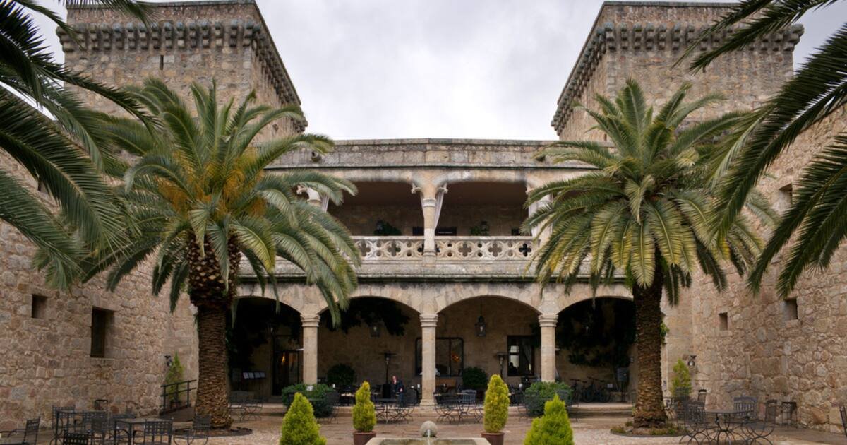 El pueblo más bonito de Extremadura que está rodeado de castillos, sierras, ríos y paisajes espectaculares