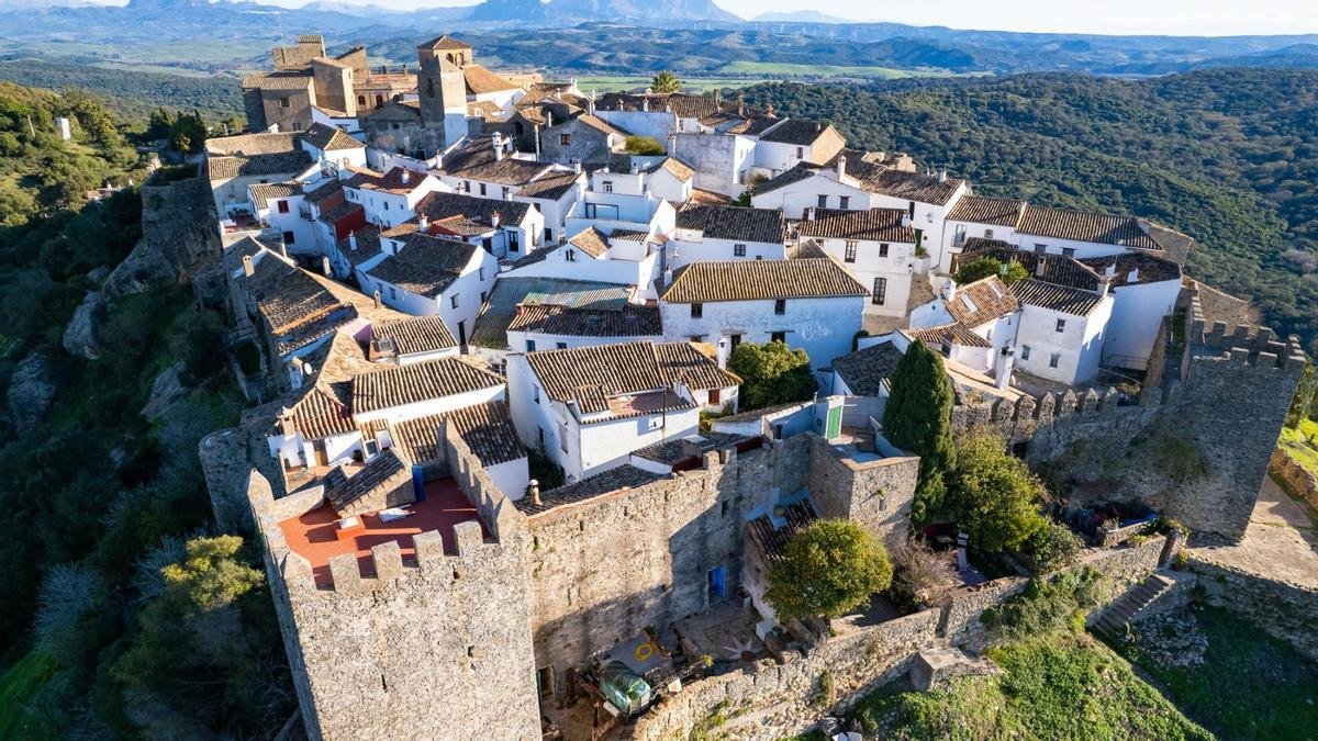 El pueblo más espectacular de España está dentro de un castillo fortificado: murallas medievales, casas habitadas y un silencio difícil de encontrar