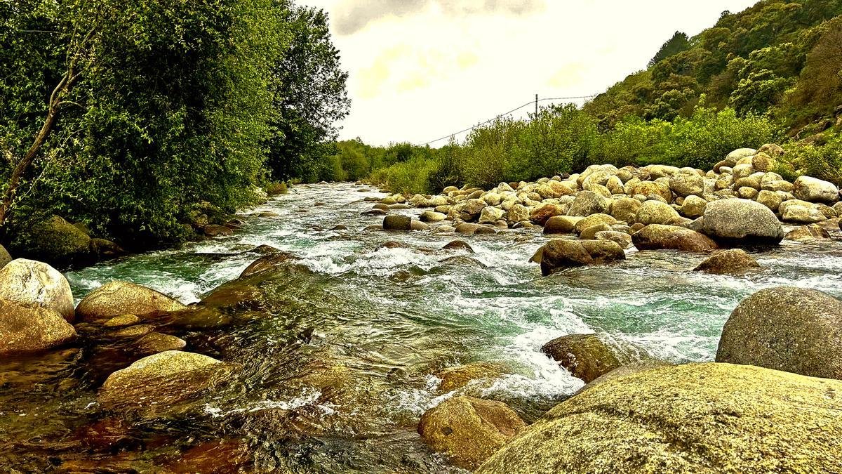 El pueblo más sorprendente de Ávila está atravesado por un río y tiene unas impresionantes piscinas naturales