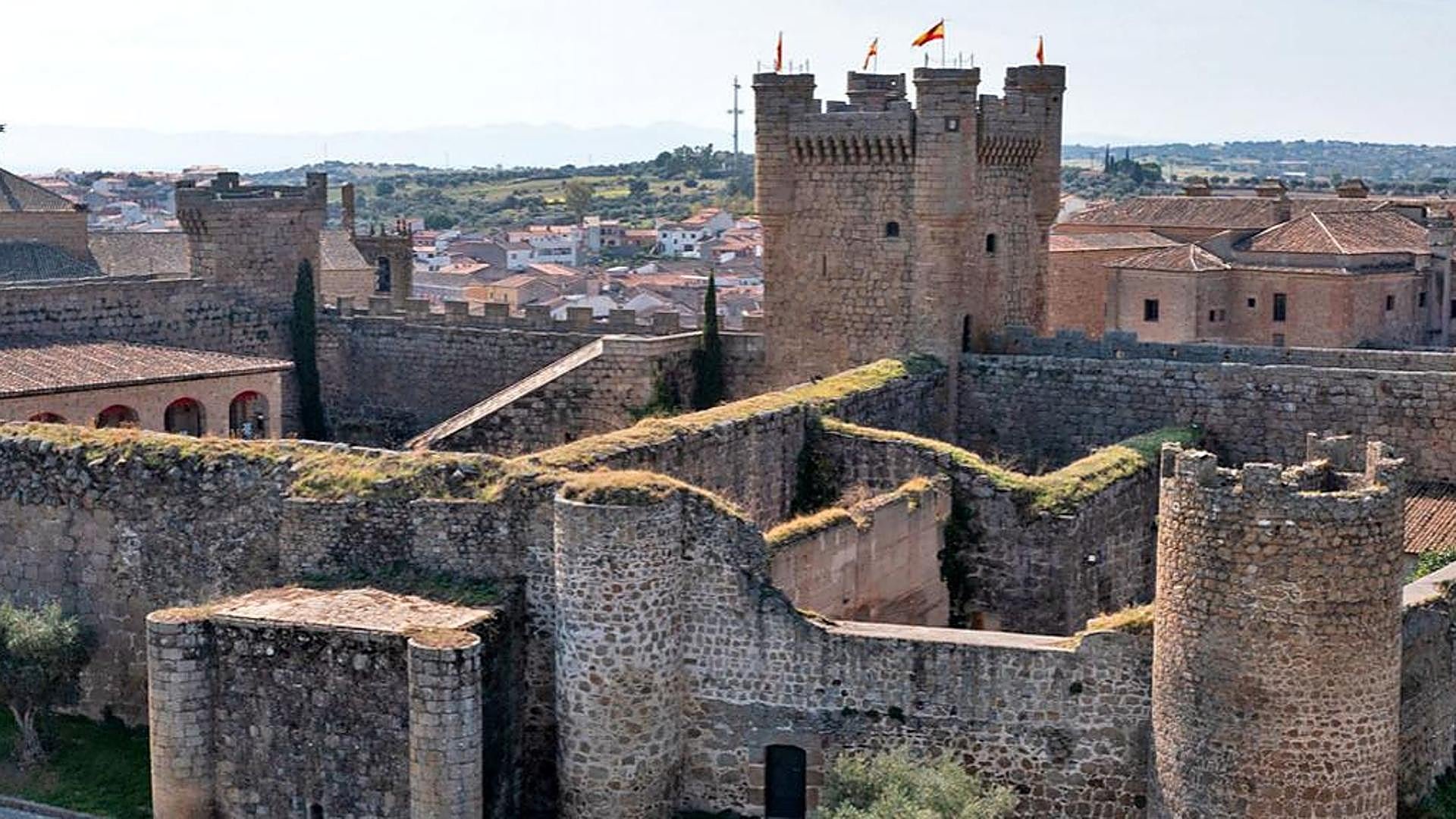 El pueblo medieval a menos de dos horas de Madrid que tienes que visitar: restos árabes, nombre con leyenda y un castillo donde puedes dormir | Mujerhoy