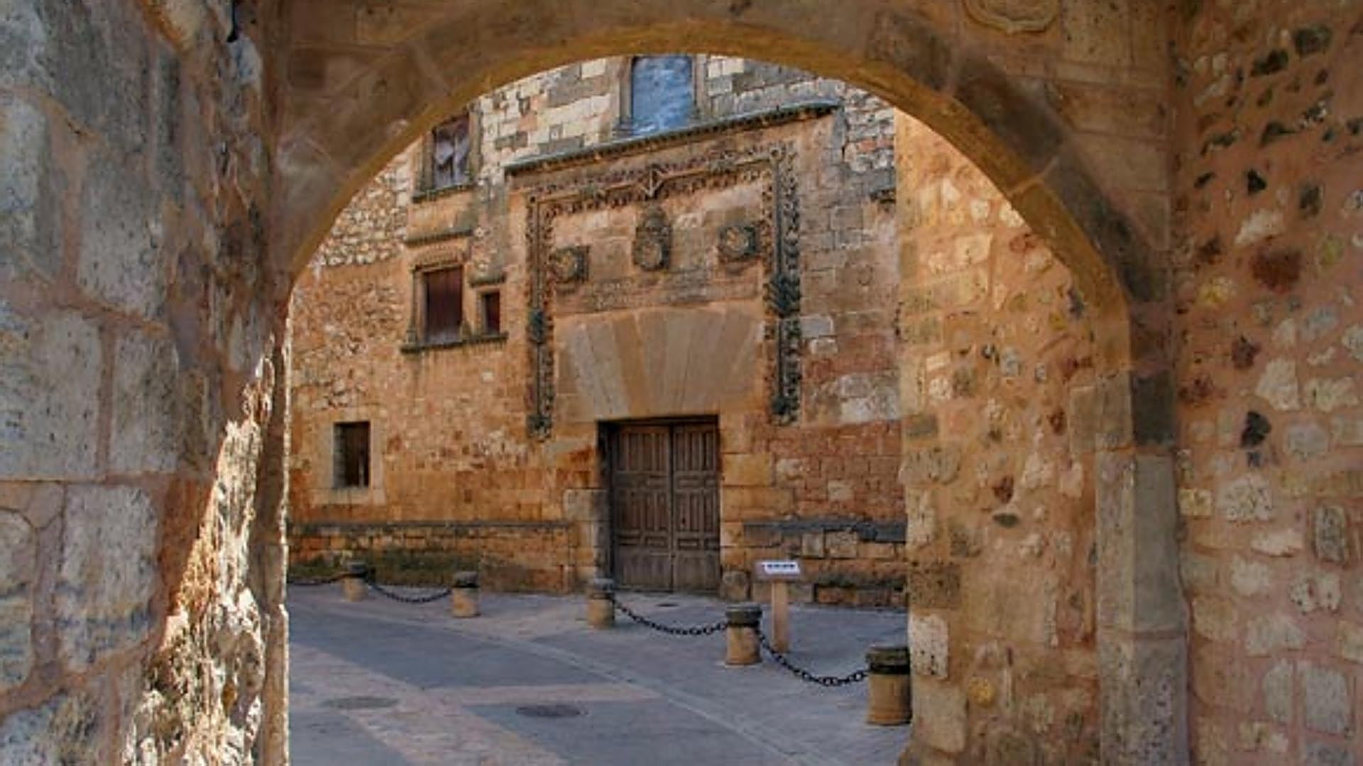 El pueblo medieval a una hora de Segovia para visitar este fin de semana: naturaleza, puente romano y una torre con vistas | Mujerhoy