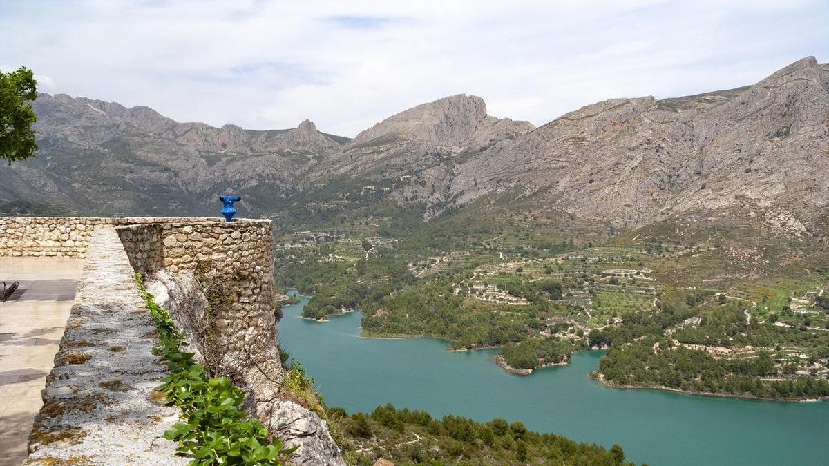 El pueblo medieval con las rutas de senderismo más espectaculares de España: con un castillo del siglo XI y paisajes de otro mundo