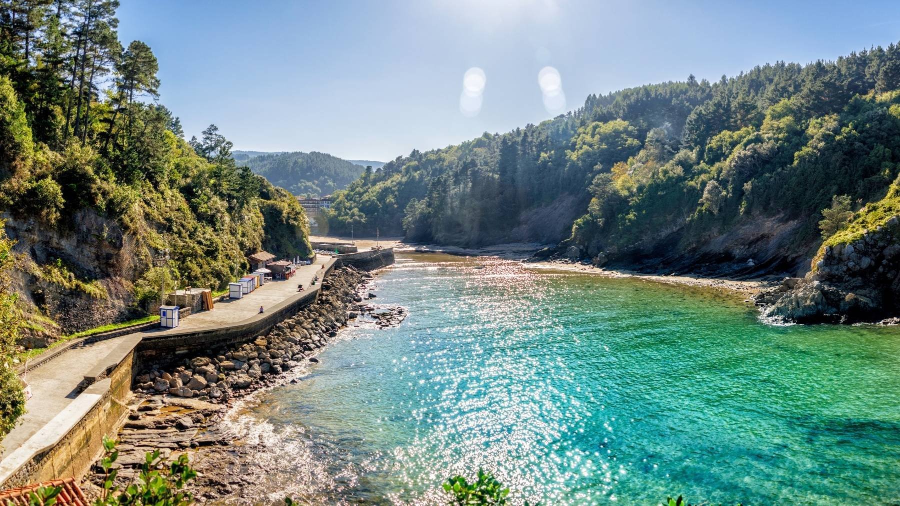 El pueblo medieval con playa y dos iglesias que tiene el nombre más corto de España