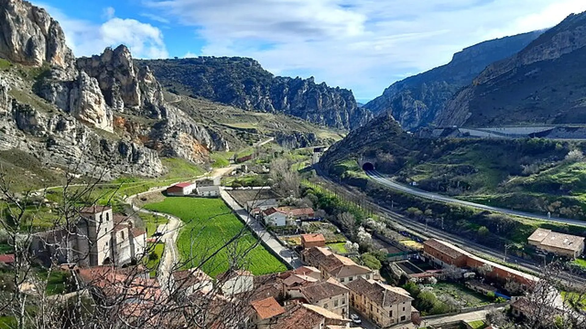 El pueblo medieval de Burgos que está en un imponente desfiladero y tiene paisajes de ensueño