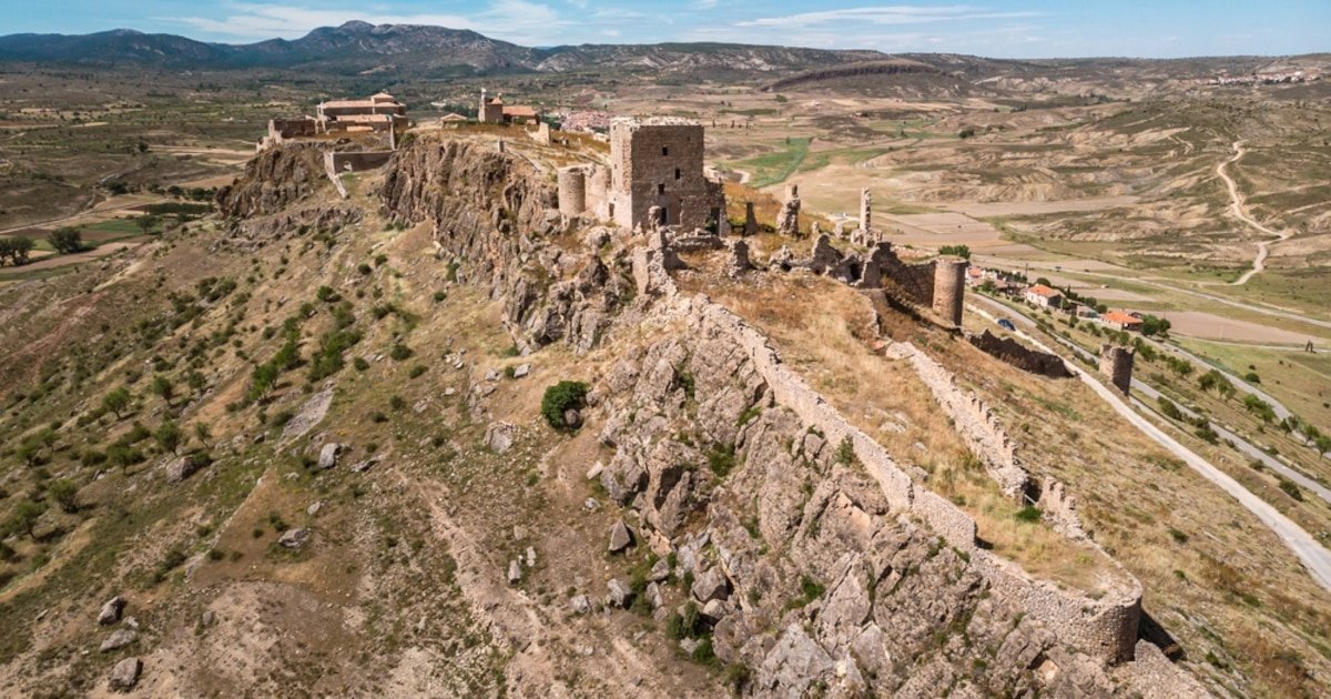 El pueblo medieval de Cuenca que está en ruinas y es Conjunto Histórico: tiene seis iglesias, un castillo y hasta cinco recintos amurallados