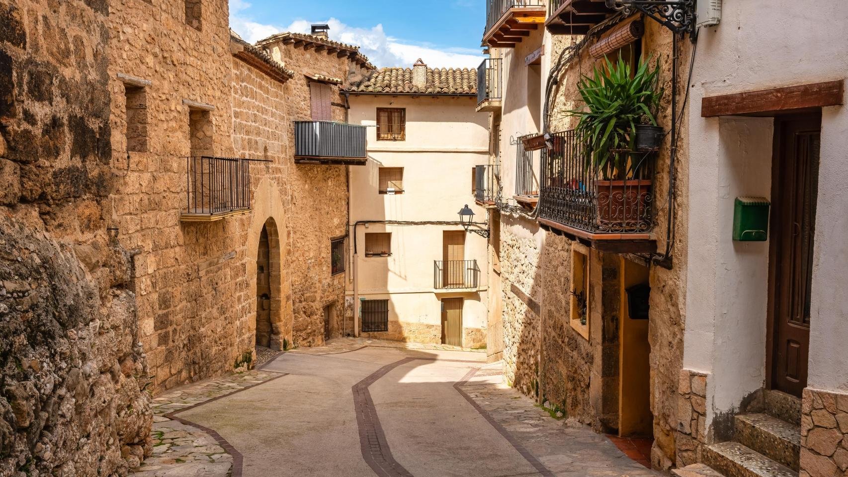 El pueblo medieval de Teruel rodeado de piscinas naturales donde comer un buen ternasco de Aragón en un antiguo molino