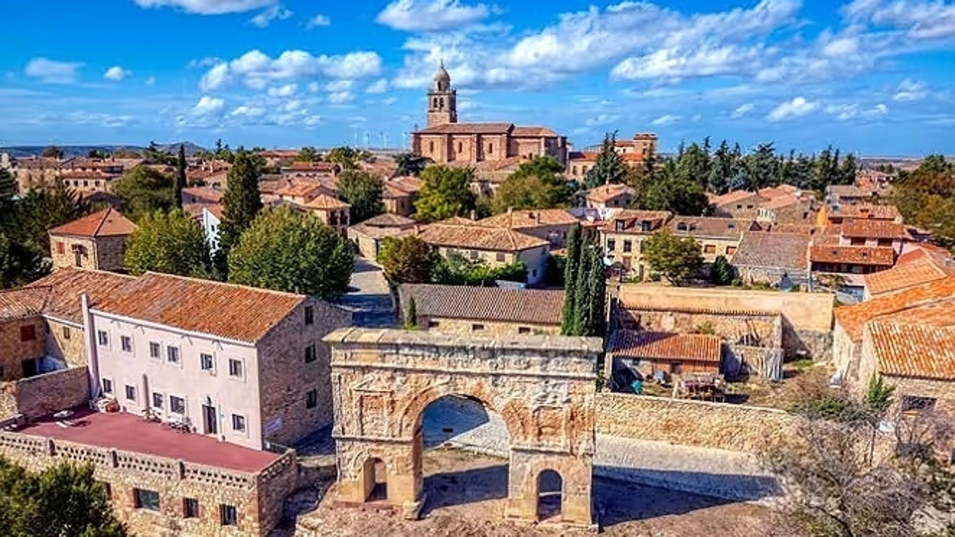 El pueblo medieval más bonito está a menos de dos horas de Madrid y conserva un arco romano único en España | Mujerhoy