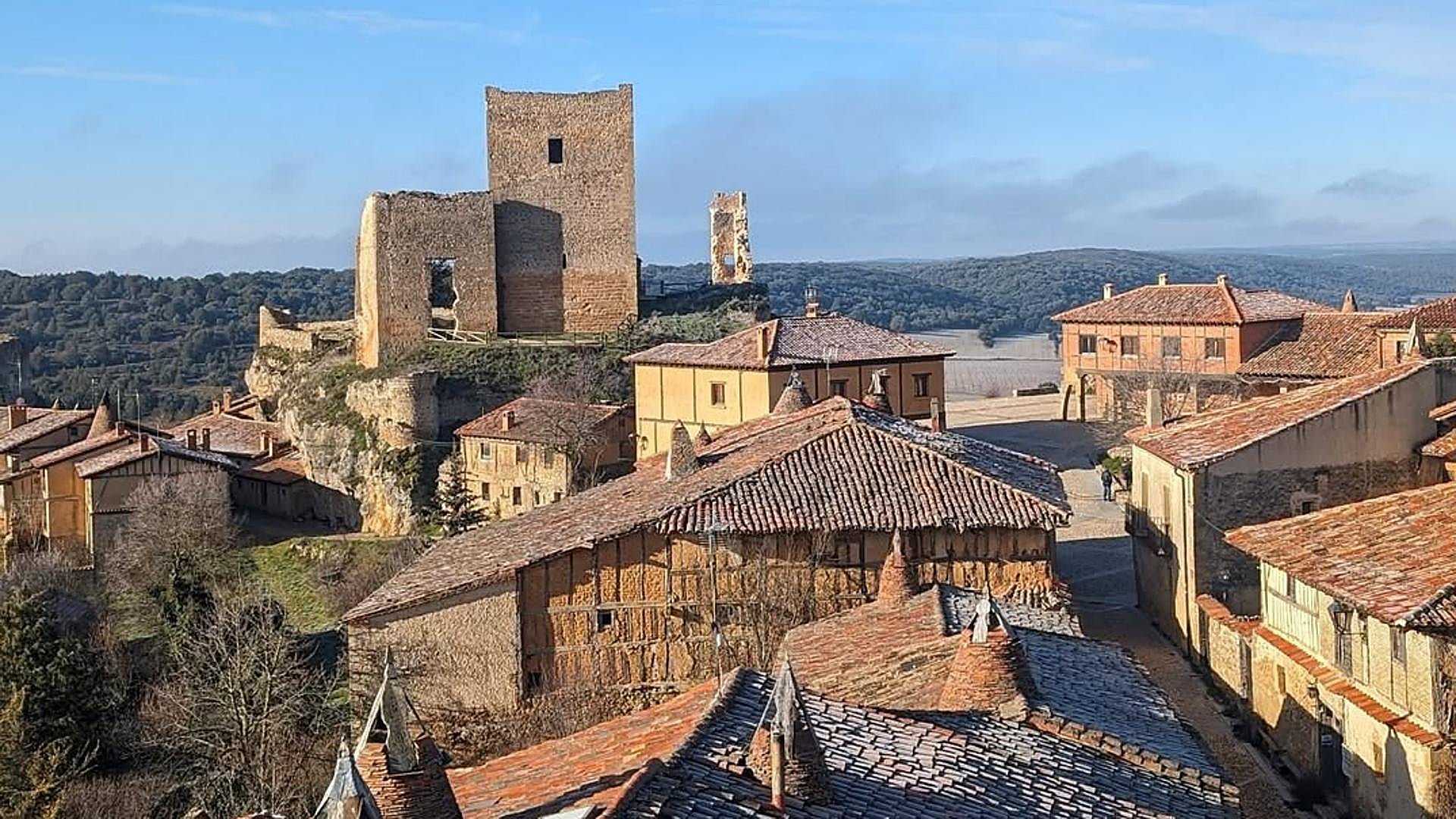 El pueblo medieval que los turistas no conocen donde se ha parado el tiempo: casas rojas y un castillo en ruinas | Mujerhoy