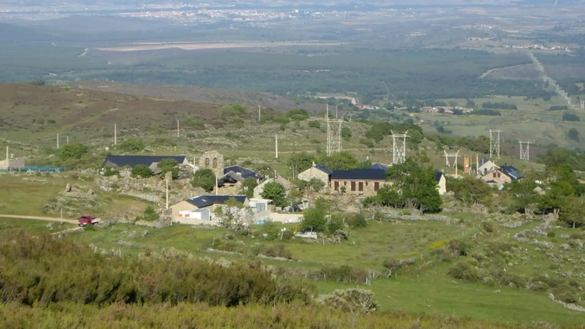 El pueblo perfecto para huir del calor está en Castilla y León: casas de piedra, cascadas y 20 habitantes